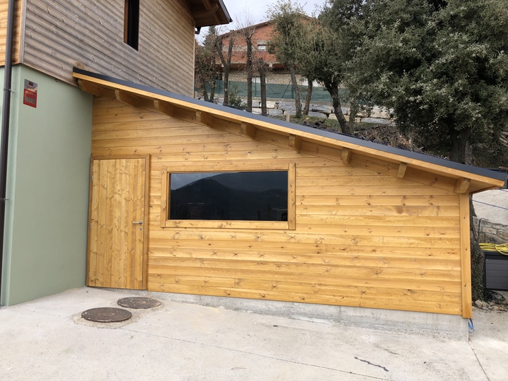 Caseta de fusta amb aïllament tèrmic a teulada.