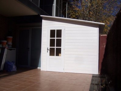 Caseta de fusta blanca exteriors