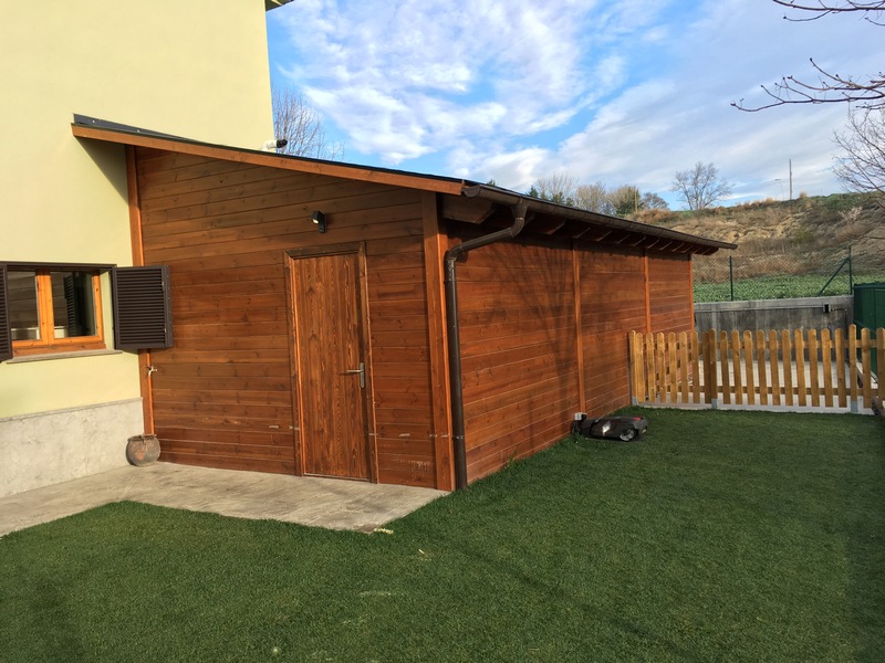 Garatge de fusta construït a mida a la comarca d'Osona