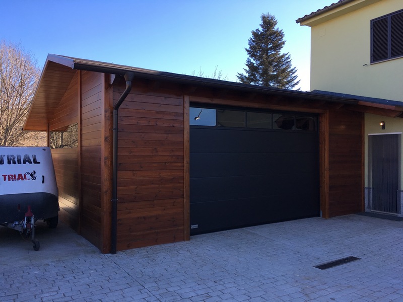 Construcció de garatge de fusta per cotxe
