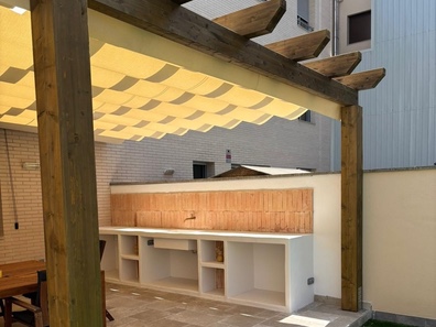 Pergola de fusta amb tendall correder automatic