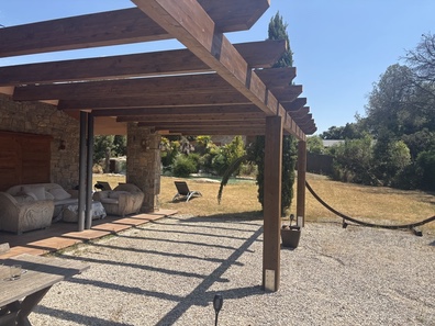 Pergola de fusta a mida adosada a façana